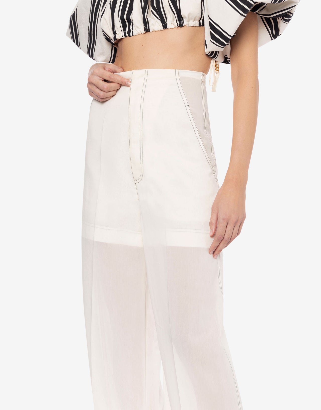 Pantalón ancho con pespuntes
