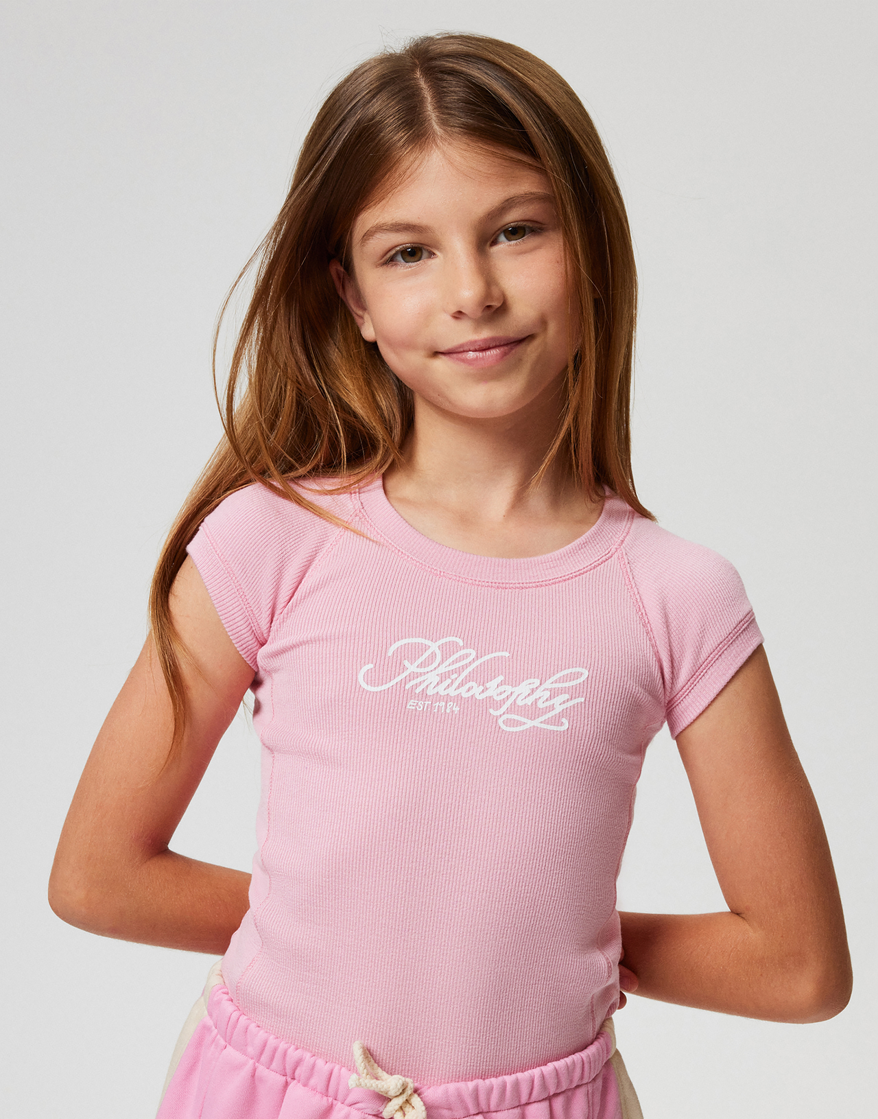 Camiseta infantil con logotipo en cursiva