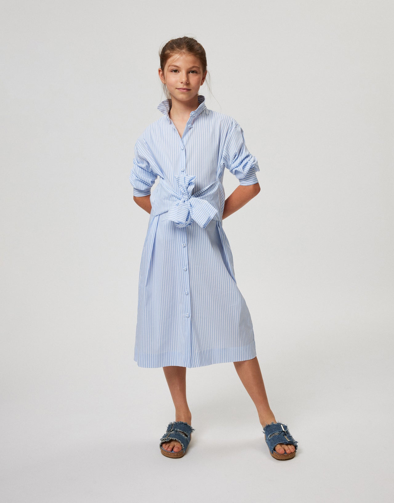 Vestido infantil de algodón a rayas con diseño camisero